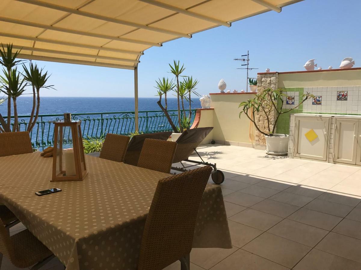 Apartmán Attico Delle Pomelie Santa Teresa Di Riva Exteriér fotografie